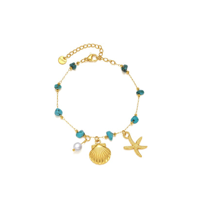 pulsera waterproof o resistente al agua confeccionada en acero con baño de oro 18 kilates. Tiene abalorios de colores imitando piedra natural turqyesa y perla cultivada. también tiene colgantes de estrella de mar y concha. 
