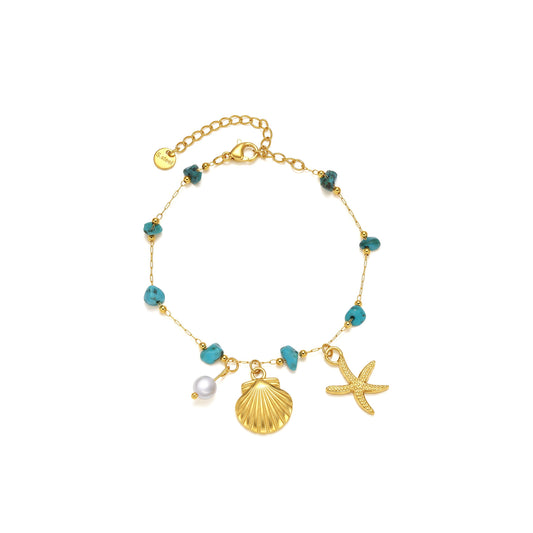 pulsera waterproof o resistente al agua confeccionada en acero con baño de oro 18 kilates. Tiene abalorios de colores imitando piedra natural turqyesa y perla cultivada. también tiene colgantes de estrella de mar y concha. 
