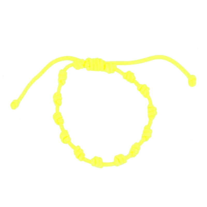 Pulsera para verano amarillo fluor con nudos de colores. Está confeccionada en cordón encerado con nudos. Se puede personalizar con un colgante de letra con las iniciales de los hijos o los nietos. El cierre es ajustable. Es un regalo perfecto para niñas o para el dia de la madre. 