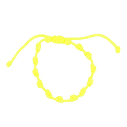 Pulsera para verano amarillo fluor con nudos de colores. Está confeccionada en cordón encerado con nudos. Se puede personalizar con un colgante de letra con las iniciales de los hijos o los nietos. El cierre es ajustable. Es un regalo perfecto para niñas o para el dia de la madre. 