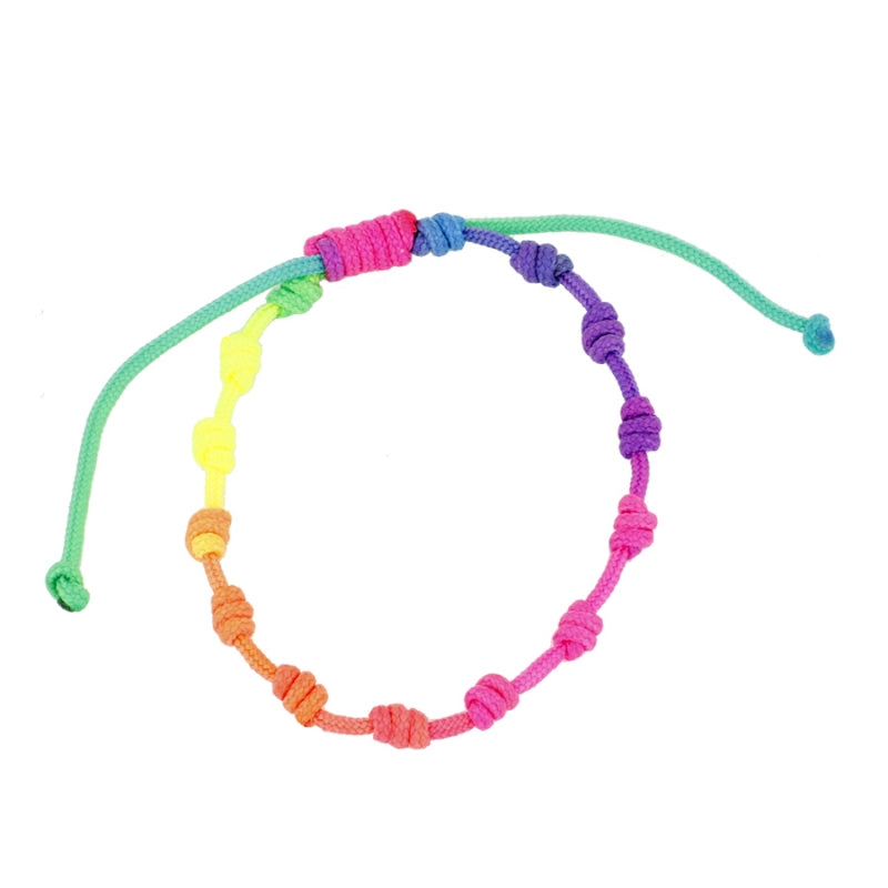 Pulsera para verano fluor con nudos de colores. Está confeccionada en cordón encerado con nudos. Se puede personalizar con un colgante de letra con las iniciales de los hijos o los nietos. El cierre es ajustable. Es un regalo perfecto para niñas o para el dia de la madre. 