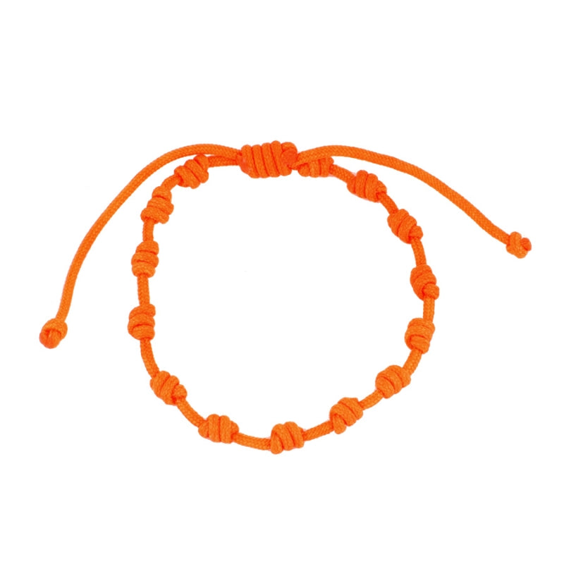 Pulsera para verano naranja fluor con nudos de colores. Está confeccionada en cordón encerado con nudos. Se puede personalizar con un colgante de letra con las iniciales de los hijos o los nietos. El cierre es ajustable. Es un regalo perfecto para niñas o para el dia de la madre. 