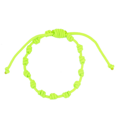 Pulsera para verano verde fluor con nudos de colores. Está confeccionada en cordón encerado con nudos. Se puede personalizar con un colgante de letra con las iniciales de los hijos o los nietos. El cierre es ajustable. Es un regalo perfecto para niñas o para el dia de la madre. 