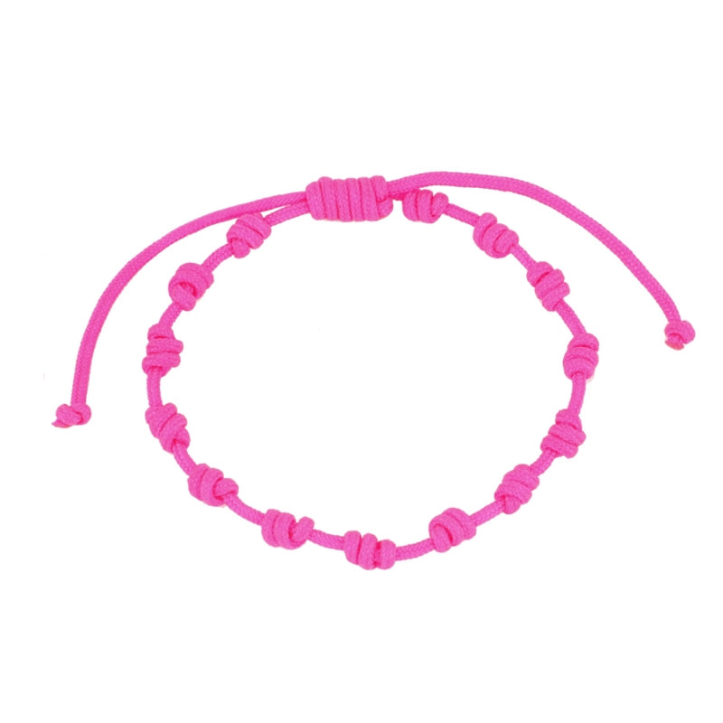 Pulsera para verano rosa fucsia con nudos de colores. Está confeccionada en cordón encerado con nudos. Se puede personalizar con un colgante de letra con las iniciales de los hijos o los nietos. El cierre es ajustable. Es un regalo perfecto para niñas o para el dia de la madre. 