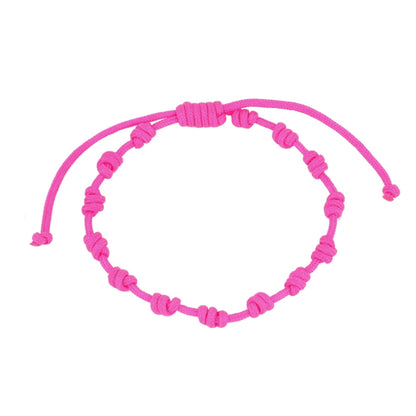 Pulsera para verano rosa fucsia con nudos de colores. Está confeccionada en cordón encerado con nudos. Se puede personalizar con un colgante de letra con las iniciales de los hijos o los nietos. El cierre es ajustable. Es un regalo perfecto para niñas o para el dia de la madre. 
