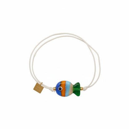 pulsera de verano de goma elástica con pez de cerámica a rayas de colores azul verde y naranja
