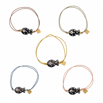 pulsera de verano de goma elástica con pez de cerámica negro con puntos blancos. 