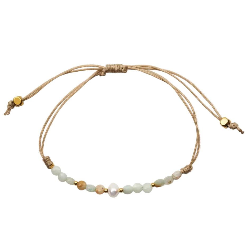 pulsera boho de piedras naturales amazonita y perlas. Es ajustable y perfecta para verano en colores verde agua o menta.