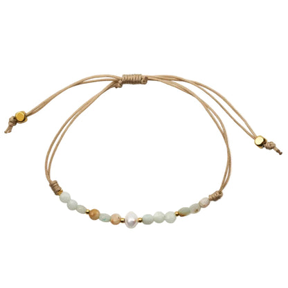 pulsera boho de piedras naturales amazonita y perlas. Es ajustable y perfecta para verano en colores verde agua o menta.
