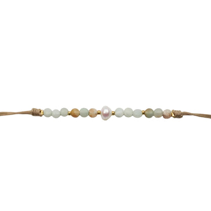 pulsera boho de piedras naturales amazonita y perlas. Es ajustable y perfecta para verano en colores verde agua o menta.