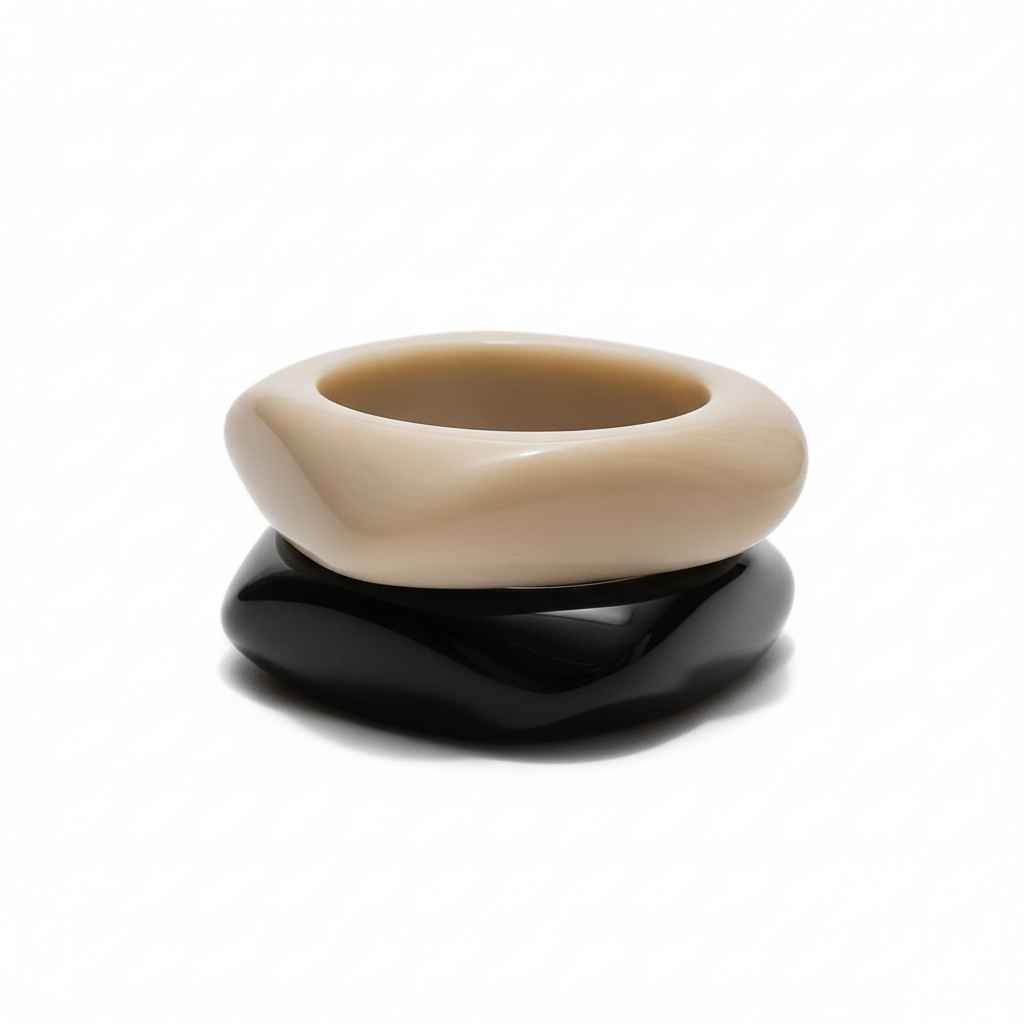 pulsera de resina IRREGULAR en color NEGRO Y BEIGE. Es ancha apra llevar por encima de mangas de jersey o camisa. 