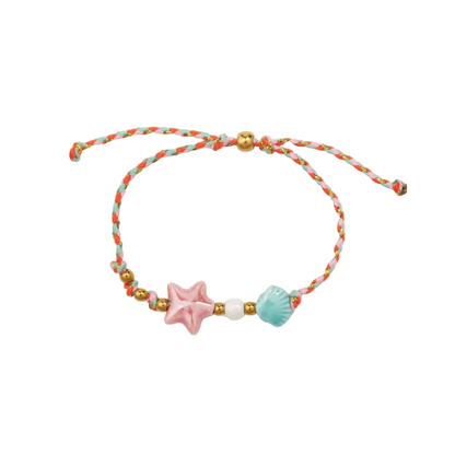 pulsera DE VERANO waterproof o resistente al agua confeccionada con cordón rosa con abalorios de cerámica y acero dorado.  Cierre ajustable, colgante de estrella de mar y concha en color rosa y azul turquesa. Ideal para regalar a mujeres, niñas y adolescentes en vacaciones.