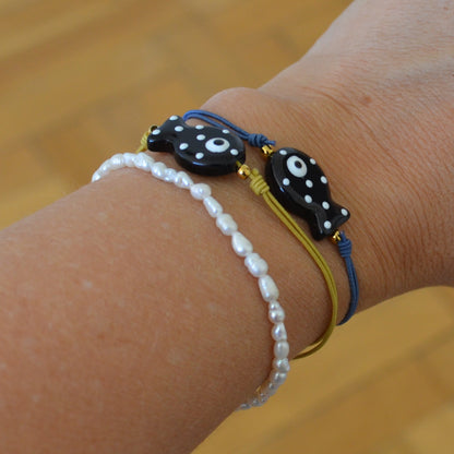 pulsera de verano de goma elástica con pez de cerámica negro con puntos blancos. 