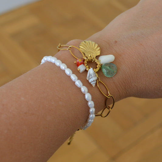 pulsera waterproof o resistente al agua confeccionadO EN CADENA DE eslabones grande de acero con baño de oro 18 kilates.  Cierre frontal con colgante de concha y abalorios de colores (CORAL, azul TURQUESA, naranja rojo Y VERDE)