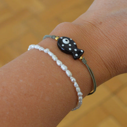 pulsera de verano de goma elástica con pez de cerámica negro con puntos blancos. 