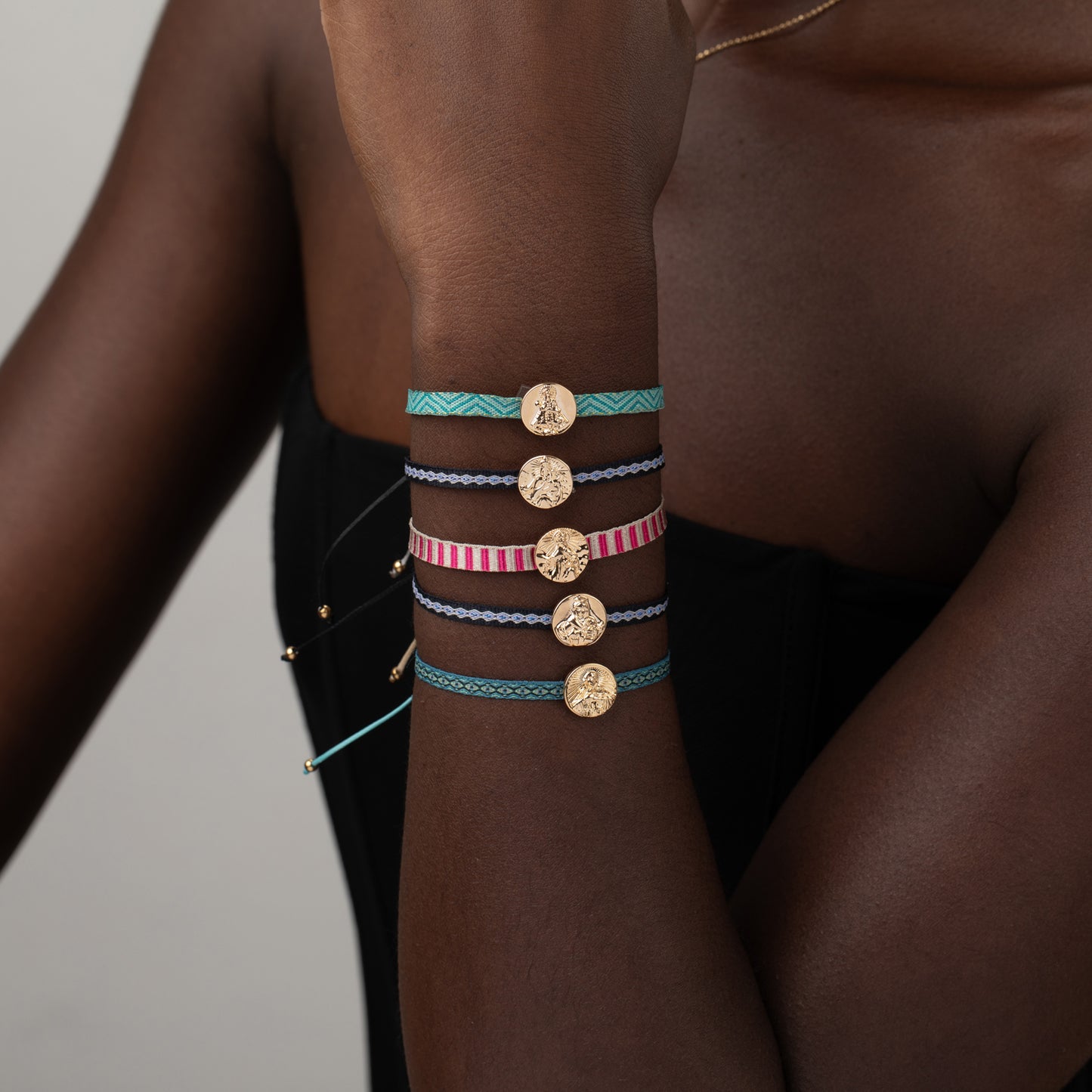 pulsera de cordón AJUSTABLE con medalla de la virgen de rocío en acero hipoalergénico bañado en oro o plata. Es resistente al agua y apta para niños