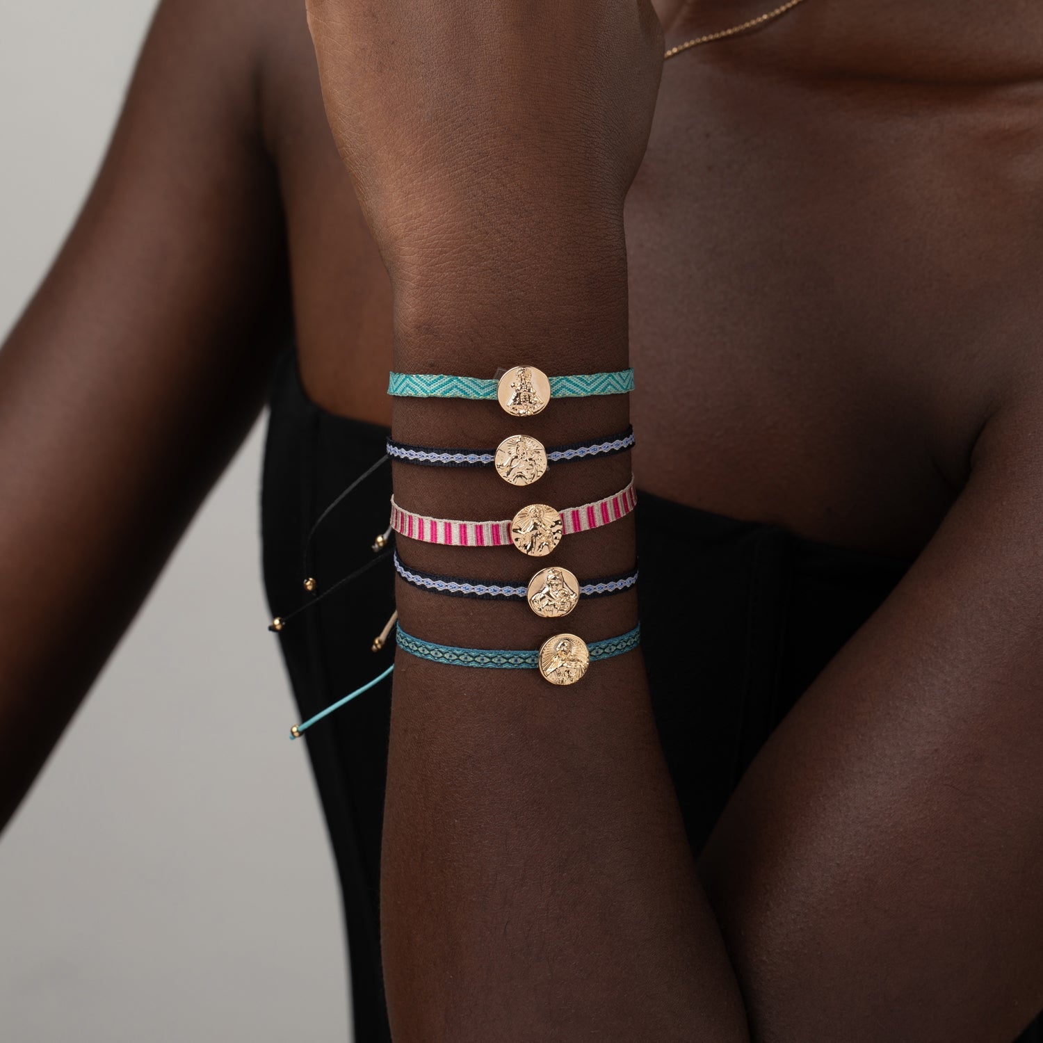 pulsera de cordón AJUSTABLE con medalla de la virgen de rocío en acero hipoalergénico bañado en oro o plata. Es resistente al agua y apta para niños