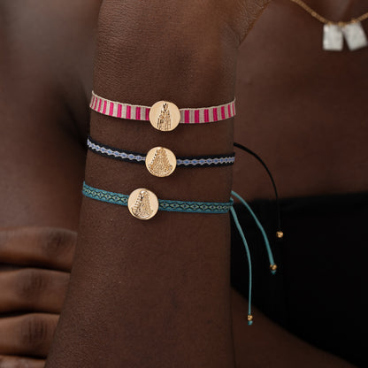 pulsera de cordón AJUSTABLE con medalla de la virgen de rocío en acero hipoalergénico bañado en oro o plata. Es resistente al agua y apta para niños