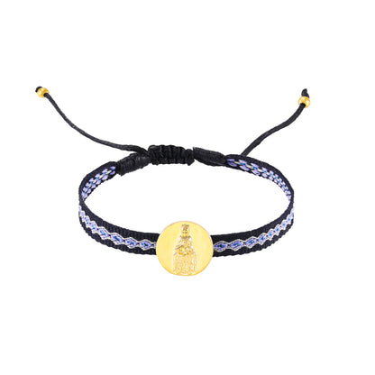 pulsera de cordón ajustable con medalla de la virgen de montserrat en acero hipoalergénico bañado en oro o plata. Es resistente al agua y apta para niños