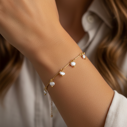 pulsera boho de cadena dorada con perlas de río. es DE ACERO HIPOALERGÉNICO Y RESISTENTE AL AGUA. sON UNa pulsera DE PERLAS PEQUEÑAS Y FINAS PAR REGALAR EN EL DÍA DE LA MADRE, DE AMIGO INVISIBLE O PARA UNA PRIMERA COMUNIÓN.