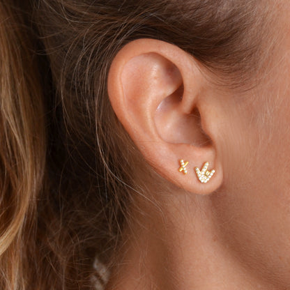 PENDIENTE MANO CORNUDA DE ROCK. pLATA DE LEY CON BAÑO DE ORO 18 KILATES Y CIRCONITAS