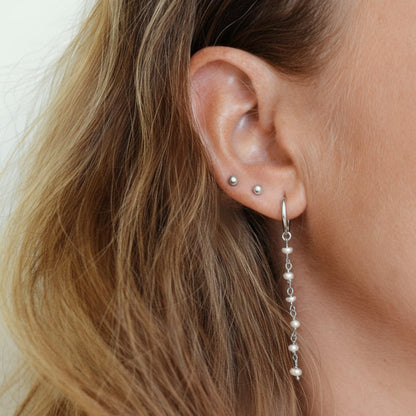 pendientes de aro pequeño con colgante de cadena tipo rosario de perlas. Son de plata de ley con baño de oro 18 kilates. No pesan y son hipoalergénicos. Son ideales como regalo a adolescente y niña de comunión. Gold plated sterling silver long pendant pearl chain hoop earrings. 