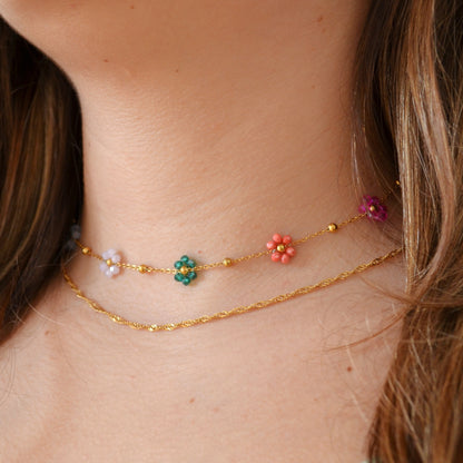 collar o gargantilla con abalorios de cristal miyuki y flores de colores para verano. el material es acero hipoalergénico bañado en oro 18 k y resistente al agua. Gold plated stainless steel waterproof flower necklace