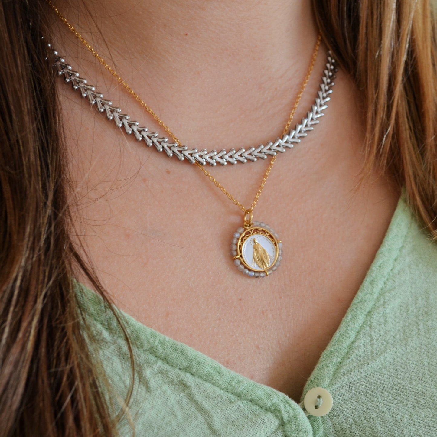 collar o cadena con medalla de la virgen milagrosa y piedra mineral labradorita. Esta gargantilla está confeccionada en acero 316L hipoalergénico con baño de oro 18 kilates y es resistente al agua. Gold plated stainless steel virgin mary pendant necklace with natural mineral stone. 