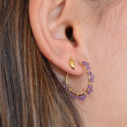 pendientes de aro medianos con piedra mineral amatista morado. son de acero hipoalergénico bañado en oro y resistentes al agua. Gold plated stainless steel natural stone waterproof hoop earrings 