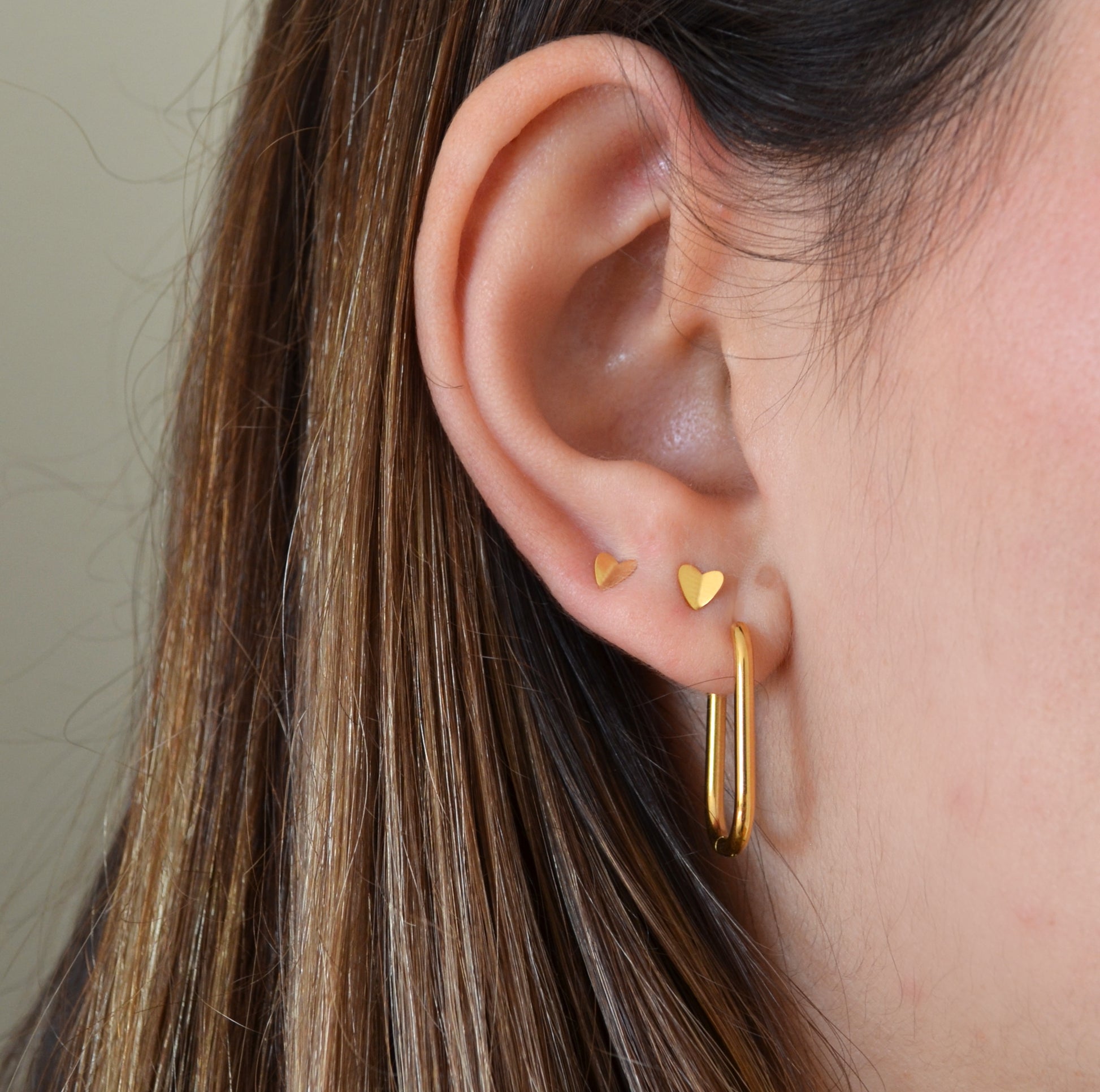 aro pequeño ovalado en acero hipoalergenico con baño de oro. Gold plated stainless steel small oval hoop earrings