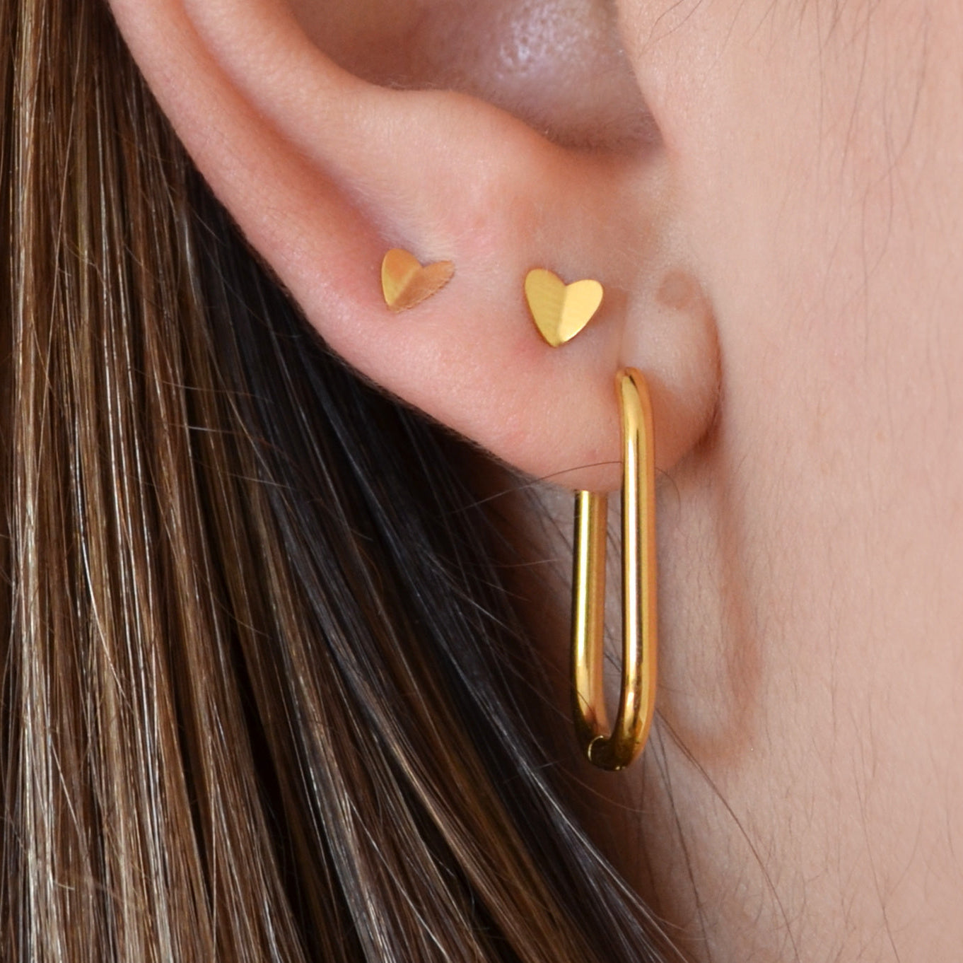 aro pequeño ovalado en acero hipoalergenico con baño de oro. Gold plated stainless steel small oval hoop earrings