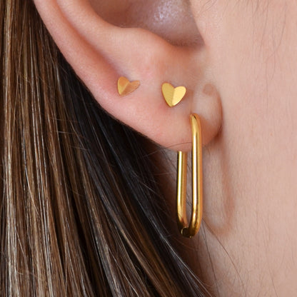 aro pequeño ovalado en acero hipoalergenico con baño de oro. Gold plated stainless steel small oval hoop earrings
