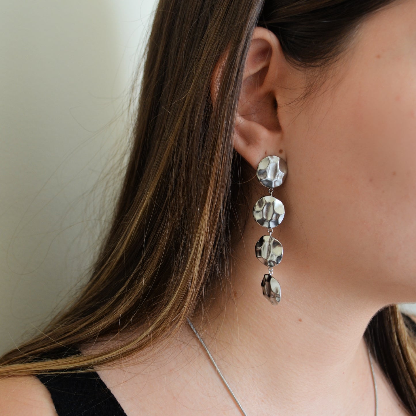 pendientes largos de fiesta con círculos martelé para una invitada a boda o evento de noche. son ligeros y No pesan. Son hipoalergénicos y resistentes al agua. Gold plated stainless steel long CHAIN earrings