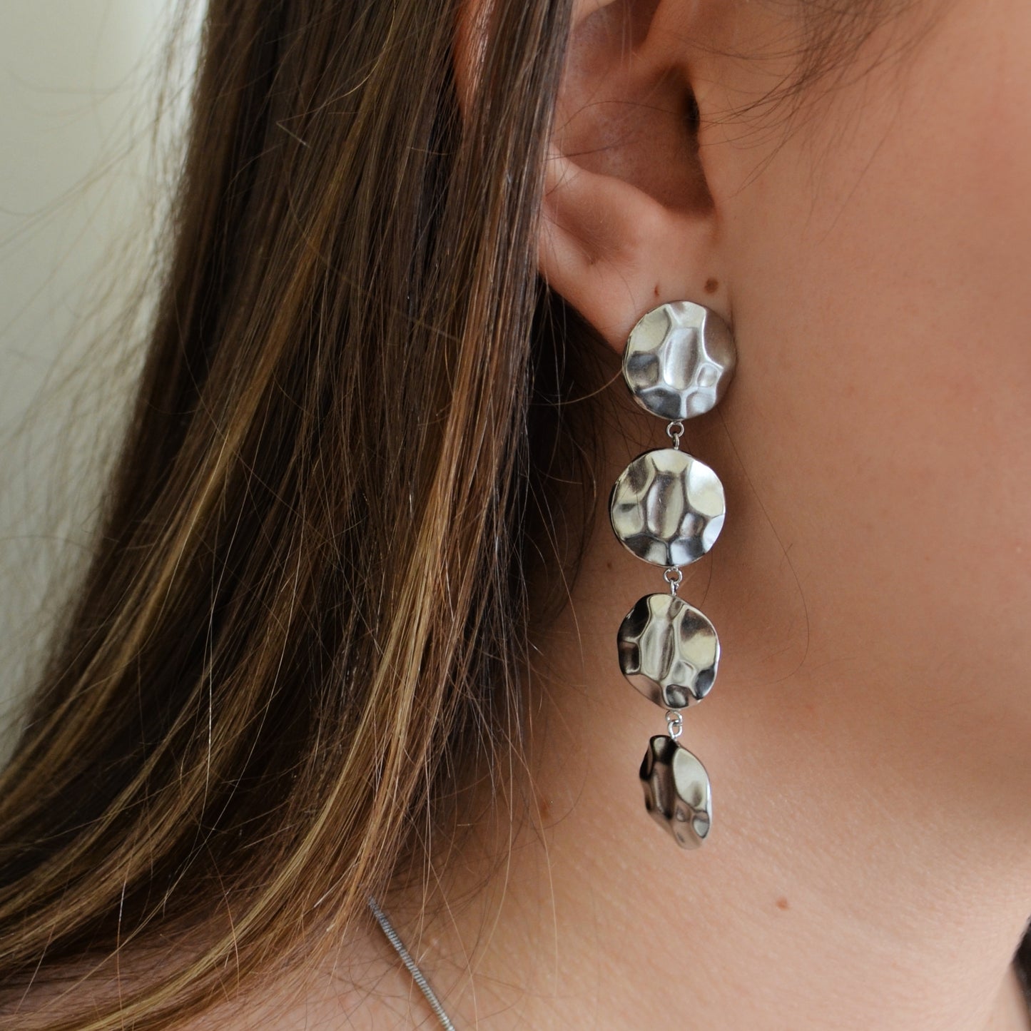 pendientes largos de fiesta con círculos martelé para una invitada a boda o evento de noche. son ligeros y No pesan. Son hipoalergénicos y resistentes al agua. Gold plated stainless steel long CHAIN earrings