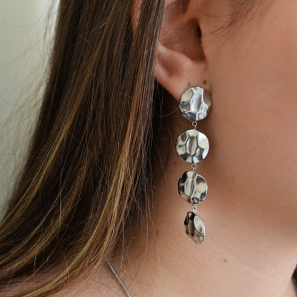 pendientes largos de fiesta con círculos martelé para una invitada a boda o evento de noche. son ligeros y No pesan. Son hipoalergénicos y resistentes al agua. Gold plated stainless steel long CHAIN earrings