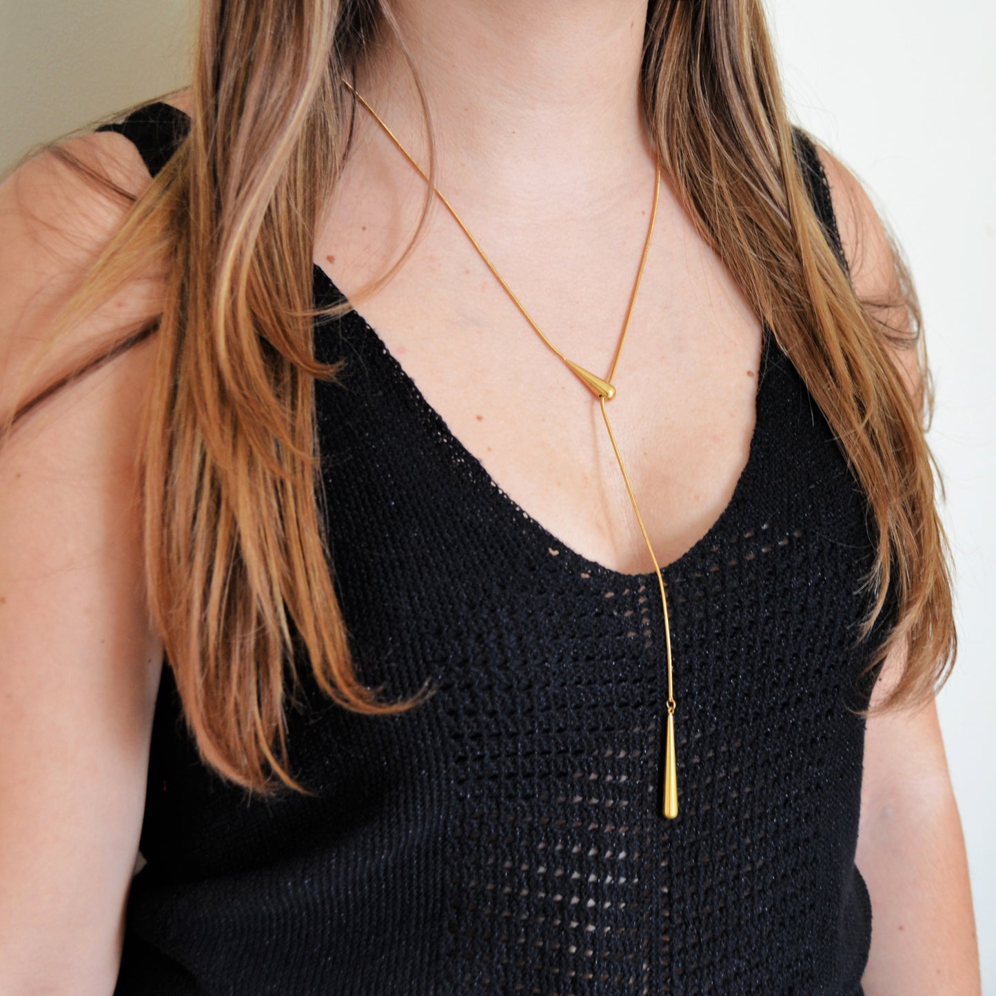 collar largo omega ajustable de acero hipoalergénico dorado resistente al agua