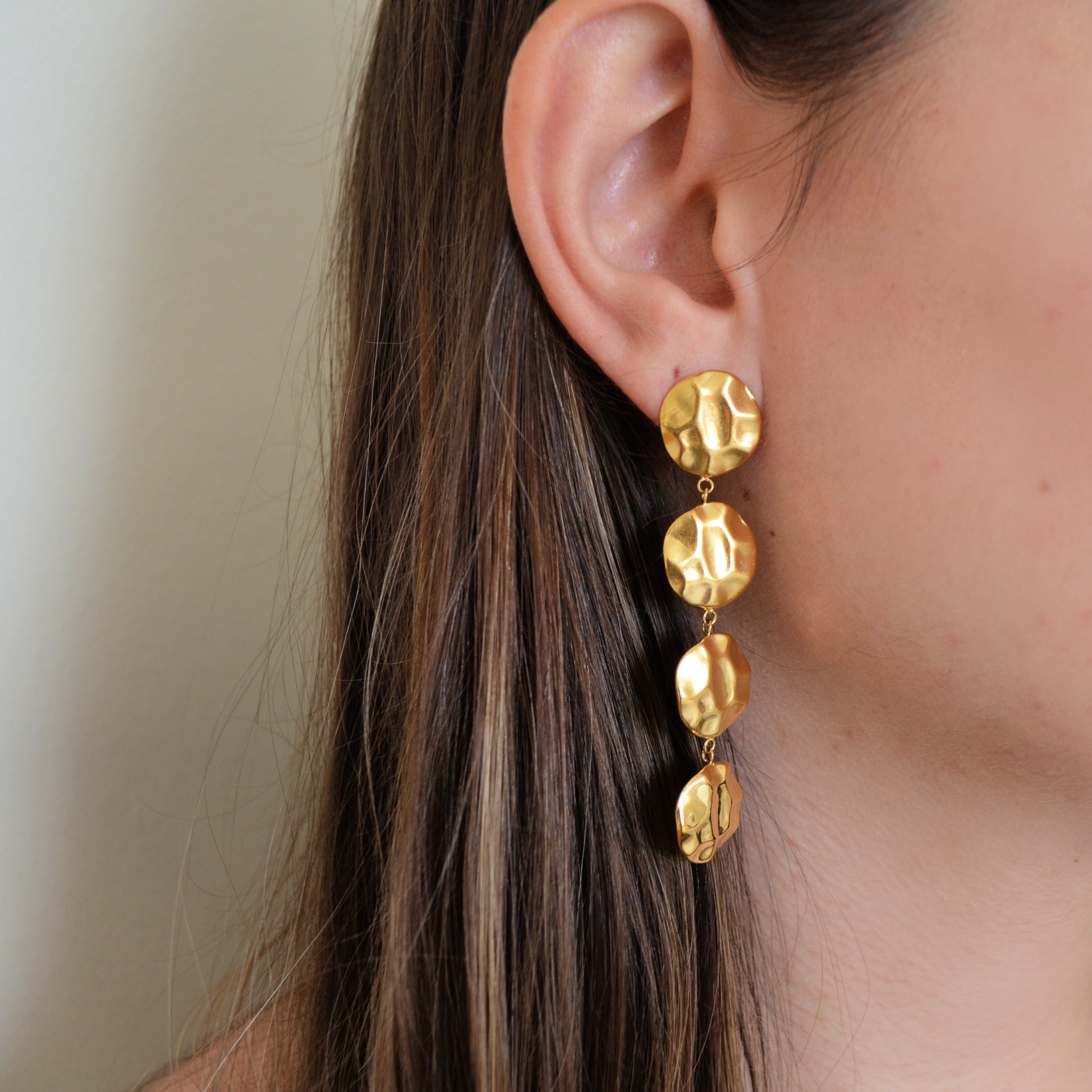 pendientes largos de fiesta con círculos martelé para una invitada a boda o evento de noche. son ligeros y No pesan. Son hipoalergénicos y resistentes al agua. Gold plated stainless steel long CHAIN earrings