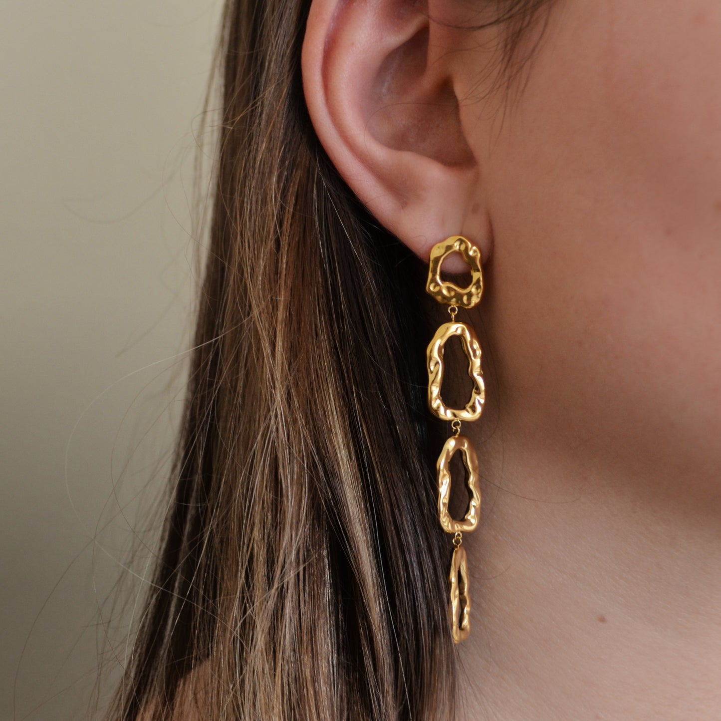 pendientes de largos de fiesta con ESLABONES GRUESOS martelé para una invitada a boda o evento. No pesan. Son hipoalergénicos y resistentes al agua. Gold plated stainless steel long CHAIN earrings