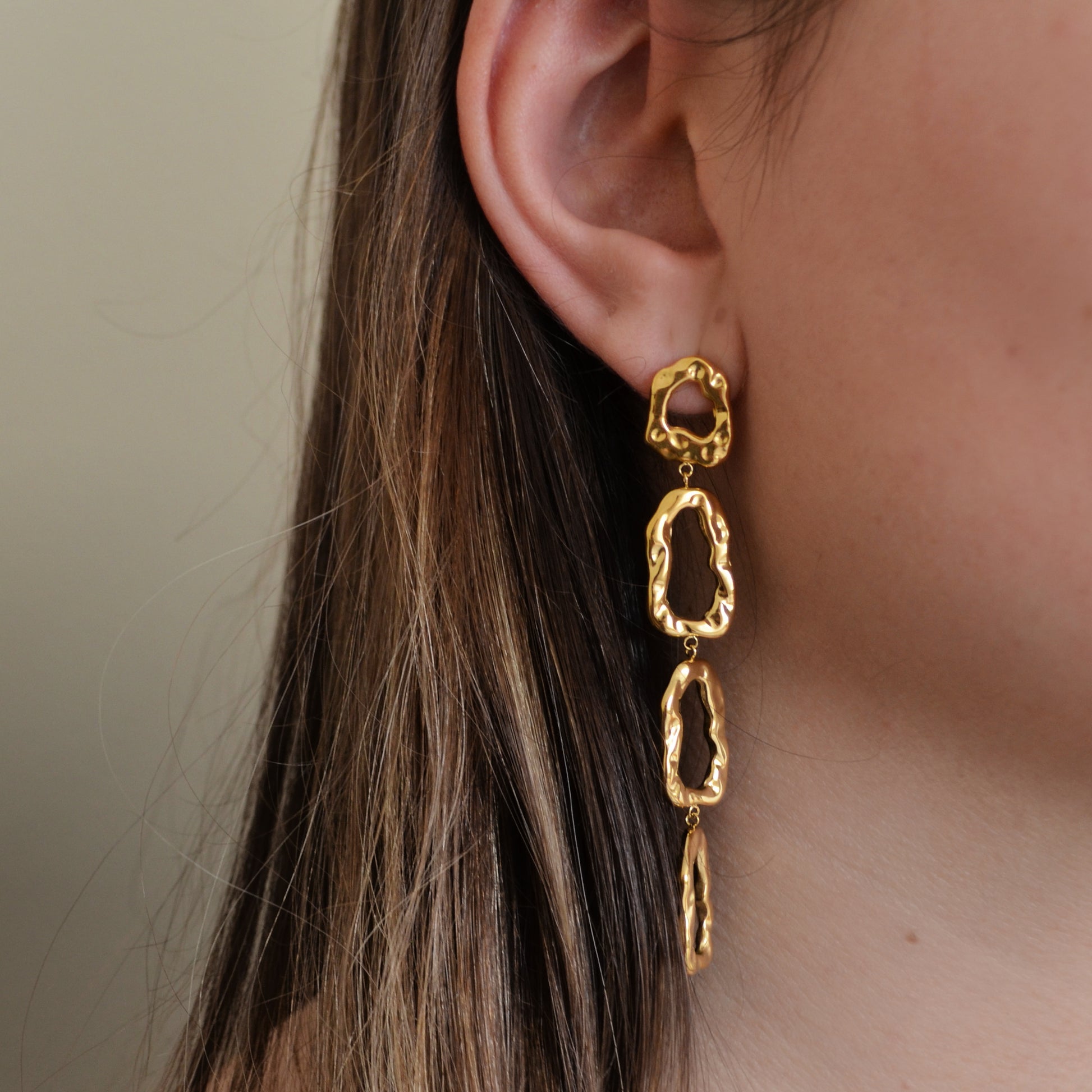 pendientes de largos de fiesta con ESLABONES GRUESOS martelé para una invitada a boda o evento. No pesan. Son hipoalergénicos y resistentes al agua. Gold plated stainless steel long CHAIN earrings