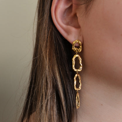 pendientes de largos de fiesta con ESLABONES GRUESOS martelé para una invitada a boda o evento. No pesan. Son hipoalergénicos y resistentes al agua. Gold plated stainless steel long CHAIN earrings