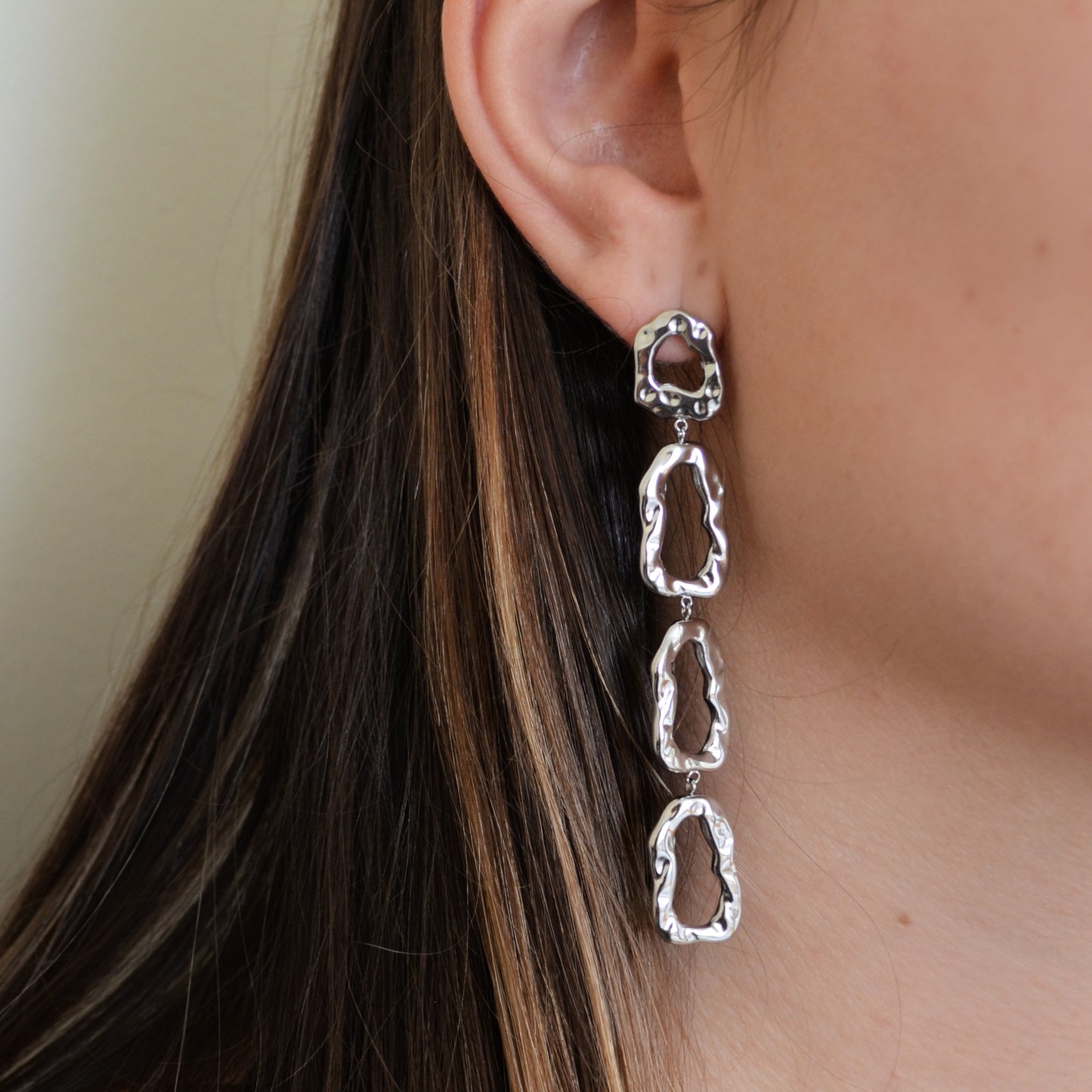 pendientes de largos de fiesta con ESLABONES GRUESOS martelé para una invitada a boda o evento. No pesan. Son hipoalergénicos y resistentes al agua. Gold plated stainless steel long CHAIN earrings