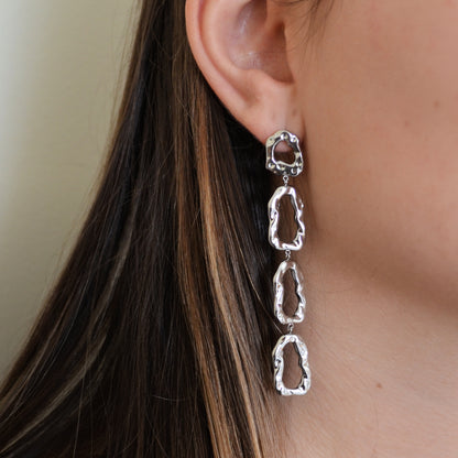 pendientes de largos de fiesta con ESLABONES GRUESOS martelé para una invitada a boda o evento. No pesan. Son hipoalergénicos y resistentes al agua. Gold plated stainless steel long CHAIN earrings