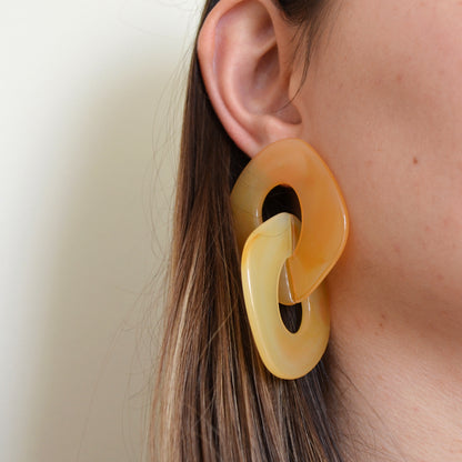 Pendientes de eslabón grande carey o con resina amarillo o butter yellow para invitada a boda de primavera verano. no pesan y son de estilo años 70 como los que llevaba cher, farrah fawcett o Twiggy