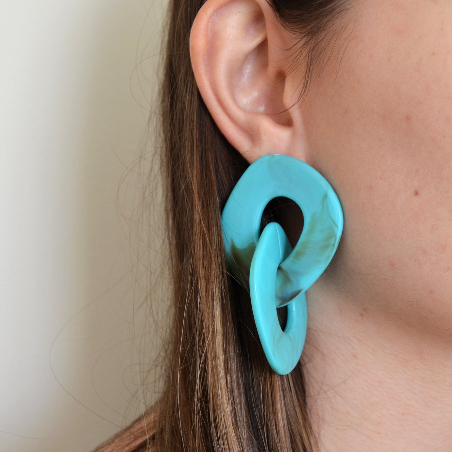 Pendientes de eslabón grande carey o con resina azul turquesa para invitada a boda de primavera verano. no pesan y son de estilo años 70 como los que llevaba cher, farrah fawcett o Twiggy