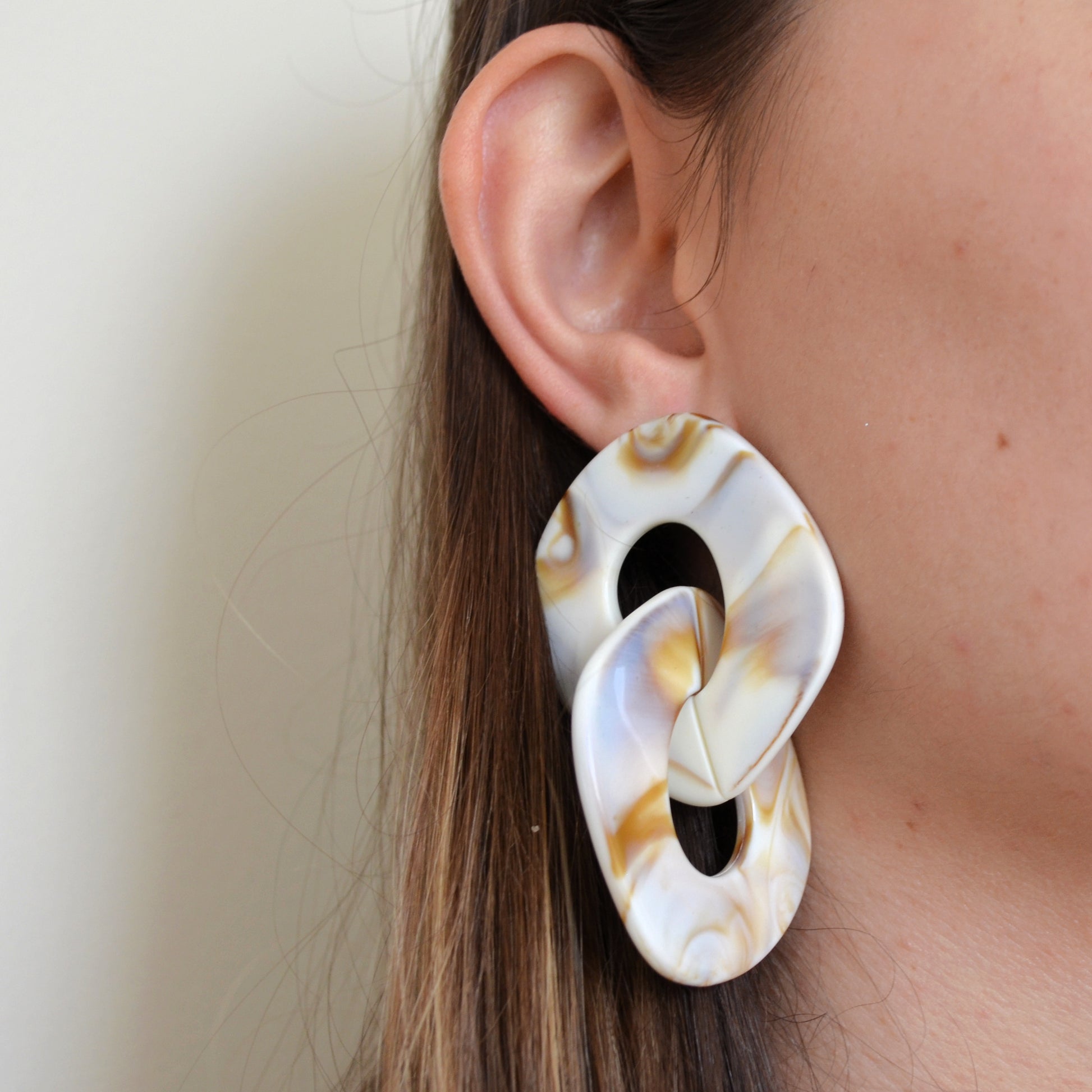 Pendientes de eslabón grande carey o con resina beige tostado para invitada a boda de otoño invierno. no pesan y son de estilo años 70 como los que llevaba cher, farrah fawcett o Twiggy