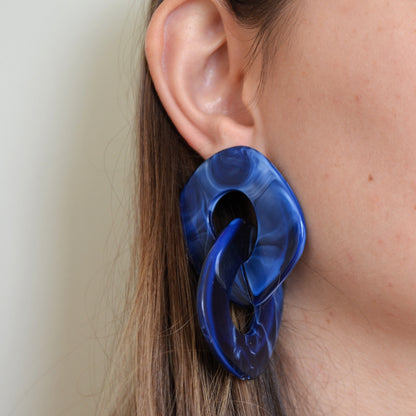 Pendientes de eslabón grande carey o con resina beige y azul para invitada a boda de otoño invierno. no pesan y son de estilo años 70 como los que llevaba cher, farrah fawcett o Twiggy