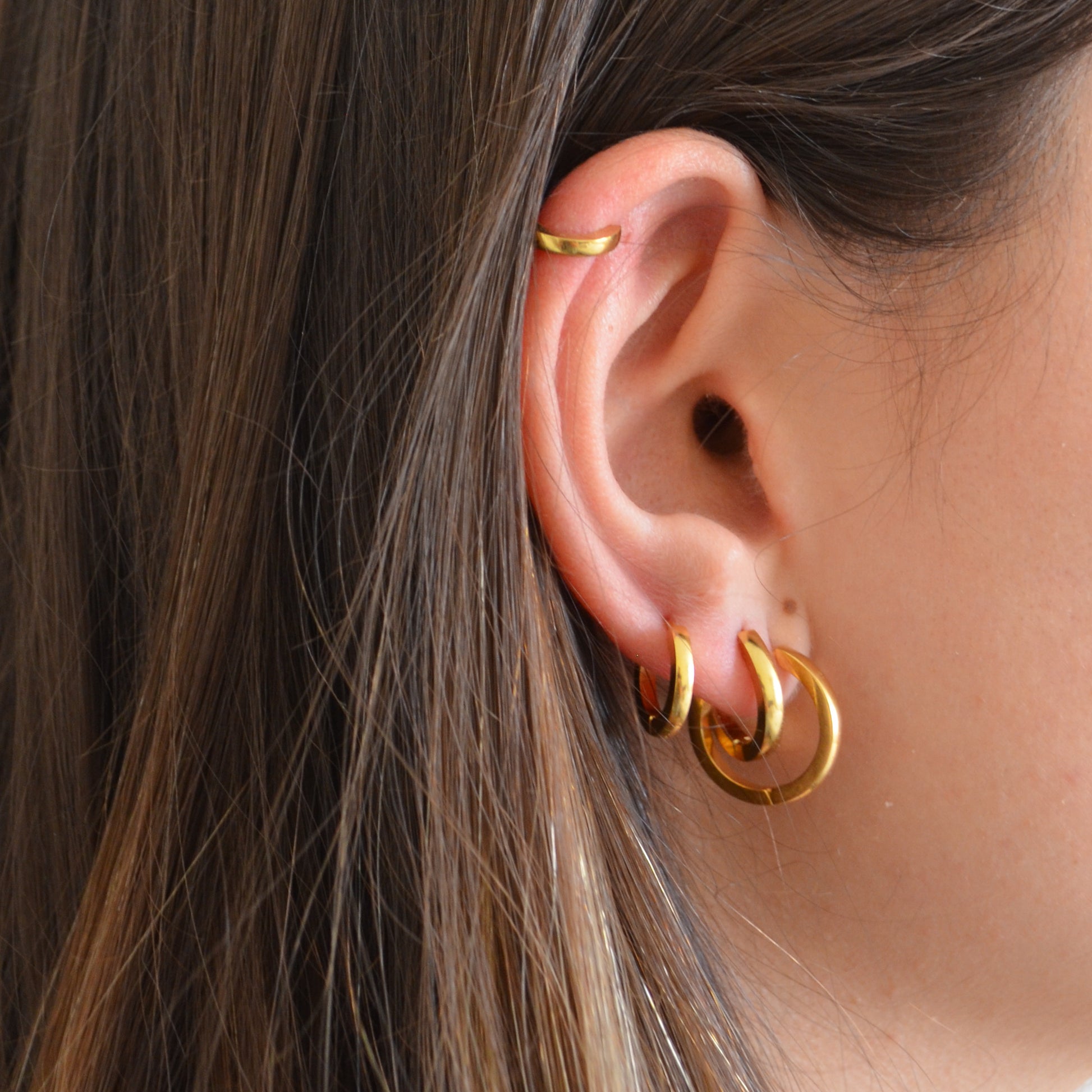 Aros básicos de piercing básicos con cierre fácil resistentes al agua. Son hipoalergénicos y están confeccionados en acero inoxidable con baño de oro 18 kilates. Gold plated stainless steel waterproof hoop earrings for helix piercing.