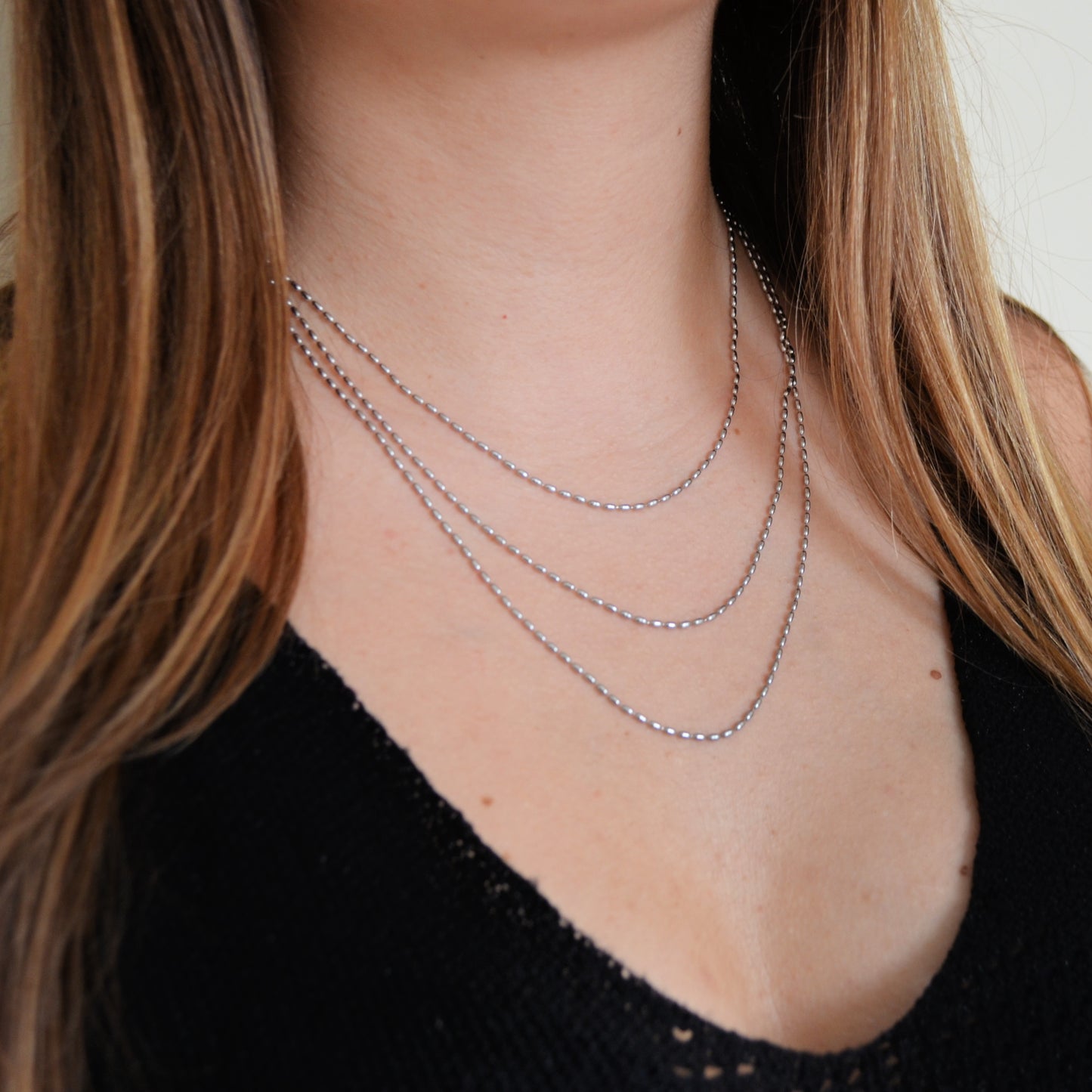 Collar boho de tres cadenas juntas en acero hipoalergénicos resistente al agua. Son 3 collares en 1.