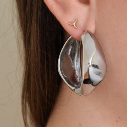 pendientes de aro grande con forma de onda en acero hipoalergénico y resistente al agua. disponibles en dorado y plateado. gold plated stainless steel wavy hoop earrings