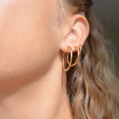 Aros básicos de piercing básicos con cierre fácil resistentes al agua. Son hipoalergénicos y están confeccionados en acero inoxidable con baño de oro 18 kilates. Gold plated stainless steel waterproof hoop earrings for helix piercing.